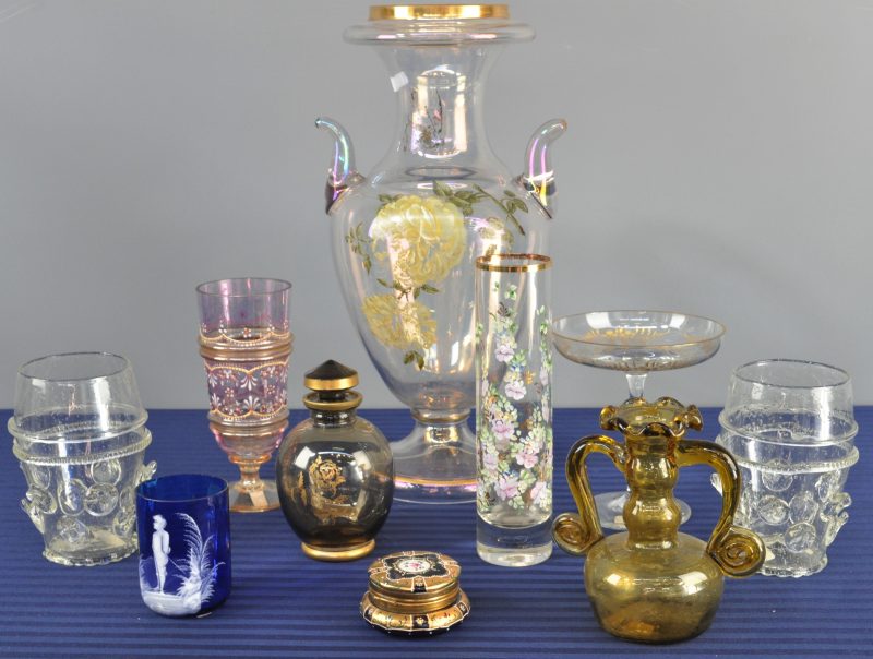 Een lot glaswerk, grotendeels met handgeschilderde decors, bestaande uit een grote vaas, vier kleine vaasjes, een doosje, een flesje van Daum, een Mary Gregory kopje, een schaaltje op voet en een kruikje. XIXe en XXe eeuw.