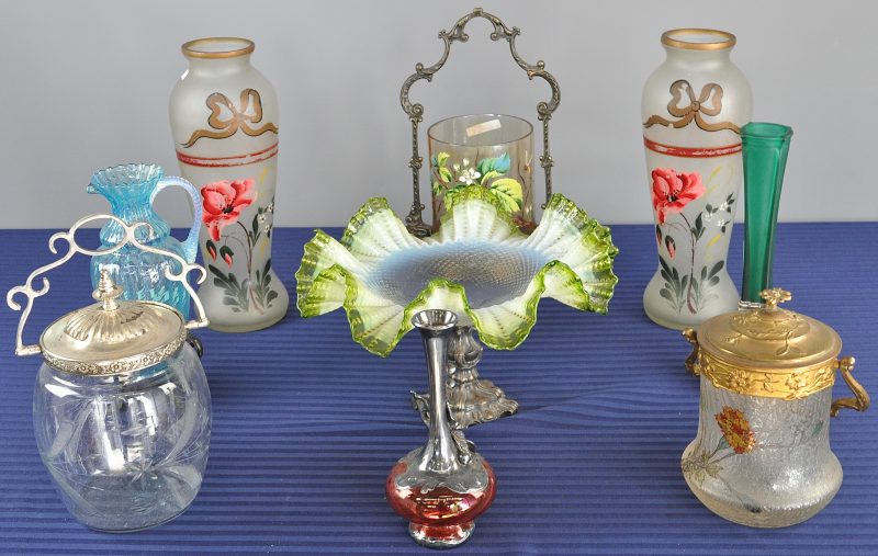 Een lot glaswerk, bestaande uit twee handgeschilderde vazen, een milieu-de-table, een vaas in montuur, twee dekselvazen, een kruikje en twee bloemenvaasjes.