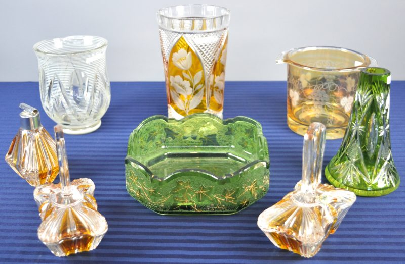 Een lot kristal, bestaande uit een driedelig toiletstel, drie verschillende vazen, een ijsemmertje en een schaal.