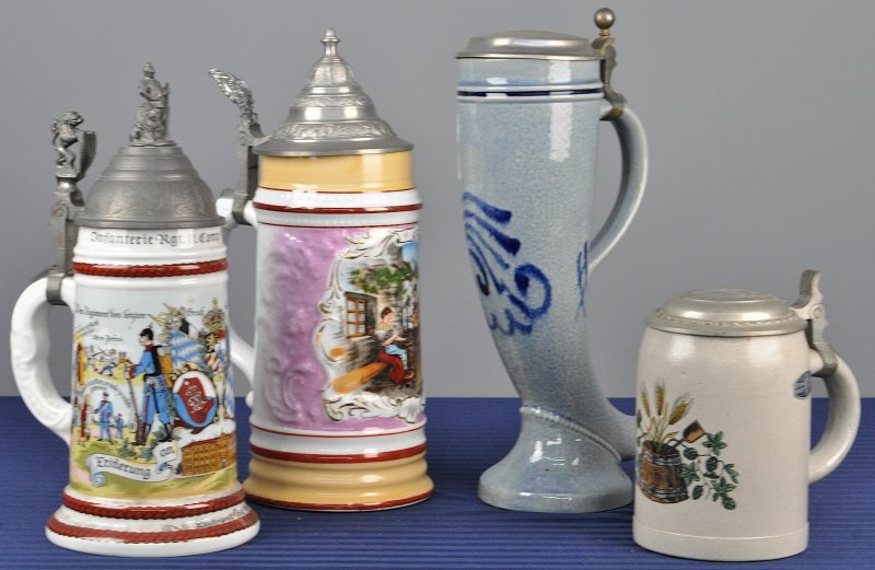 Een lot van vier verschillende Duitse bierpullen van meerkleurig aardewerk met tinnen deksels.