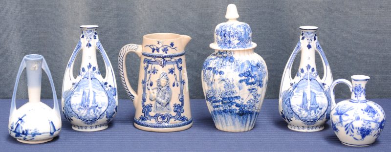Een lot blauw en wit aardewerk, bestaande uit een dekselvaasje, twee kruikjes en drie vaasjes. Voornamelijk Delft.