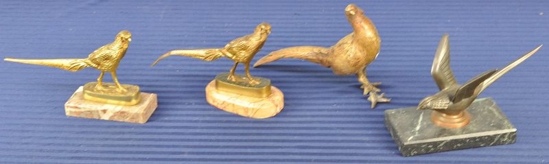 Een lot van drie bronzen fazantjes en één van zamak. Drie met marmeren sokkel, waarbij één opnieuw te monteren.