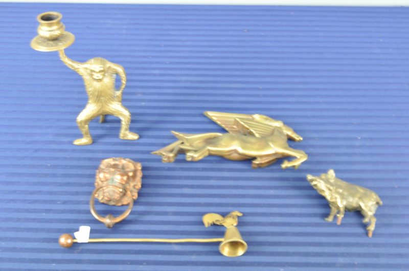 Een lot diertjes van brons, bestaande uit een deurklopper in de vorm van een leeuwenkop, een kandelaar in de vorm van een aapje, twee pegasi, een everzwijntje en een kaarsendover met een haan.