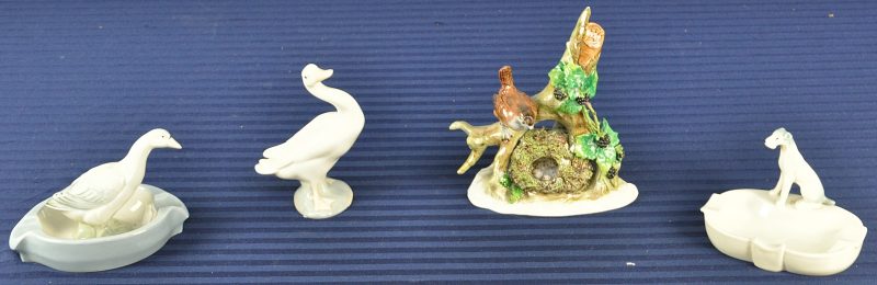 Een lot porselein, bestaande uit twee asbakken, resp. met een hondje en een gans, een groepje van een vogeltje bij een nest (kleine beschadiging) en een beeldje van een eend. De laatste twee resp. gemerkt van  Sitzendorf en van LLadro.