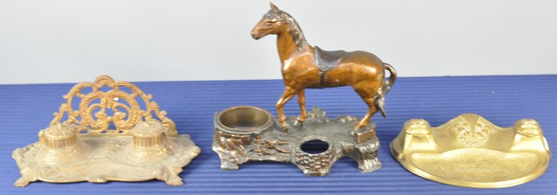 Drie inktstellen, resp. van brons, messing en zamak, waarbij de laatste met een beeld van een paard. Zonder recipiënten.