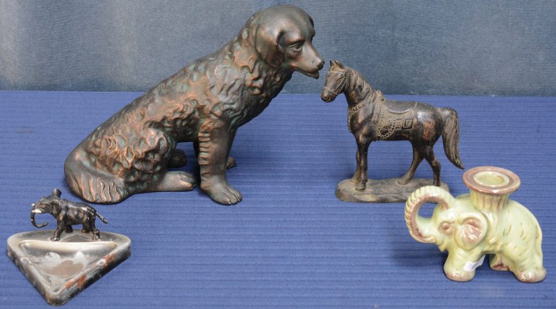 Een lot diertjes, bestaande uit een hond van aardewerk, een aardewerken kandelaar in de vorm van een olifant, een metalen asbak met een olifantje en een Chinees bronzen paardje.