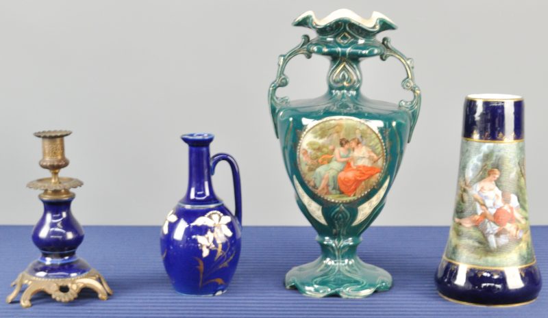 Een lot aardewerk en porselein, bestaande uit een kruikje, een kan en een kandelaar van kobaltblauw porselein, waarbij de laatste met koperen monturen en een siervaas met groene fond.