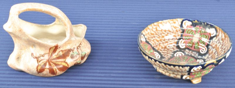 Een siermandje en een schaal van meerkleurig aardewerk. Het eerste met een decor van kastanjebladeren, het tweede met geometrische motieven.