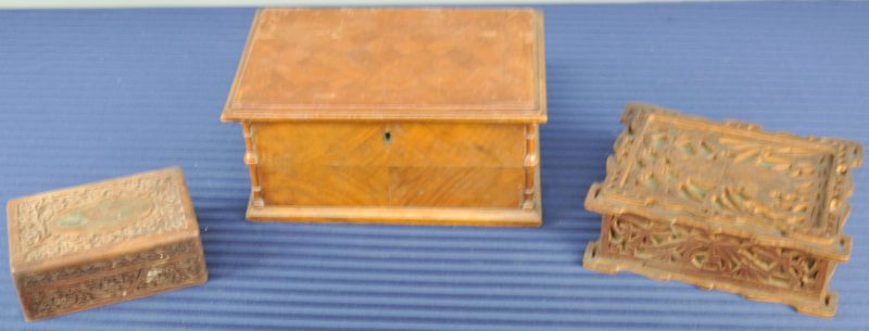Drie verschillende houten koffertjes, waarbij ééntje met parquetterie in het deksel en een uitneembaar binnenbakje.