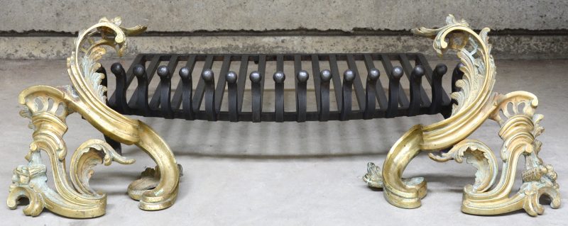 Een paar verguld bronzen vuurbokken in Lodewijk XV-stijl.