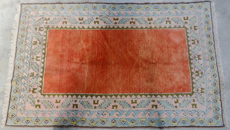 Een handgeknoopt Turks wollen tapijt.
