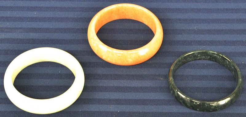 Drie armbanden van verschillende mineralen.