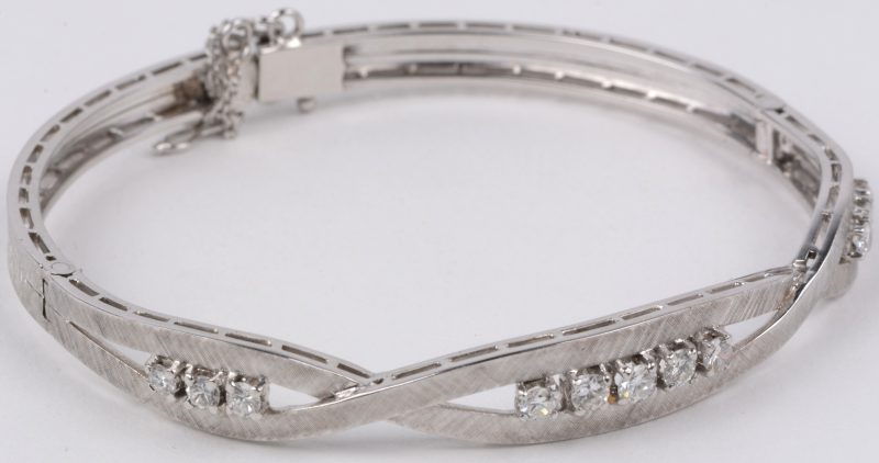 Een 18 karaats wit gouden armband bezet met diamanten met een gezamenlijk gewicht van ± 1,50 ct.