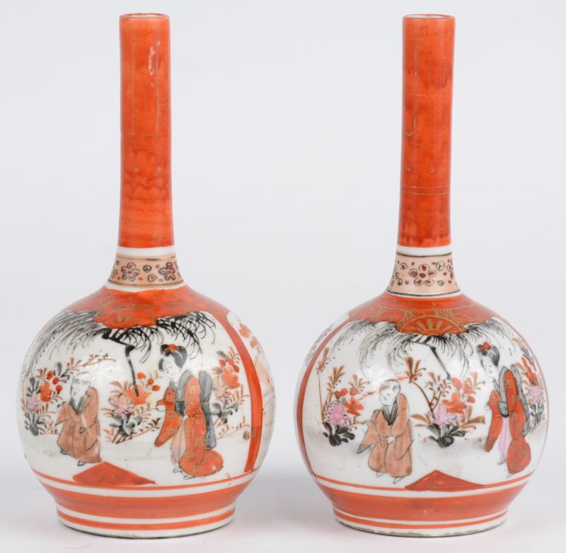 Een paar buikvaasjes van Kutaniporselein. Japan, XIXe eeuw.