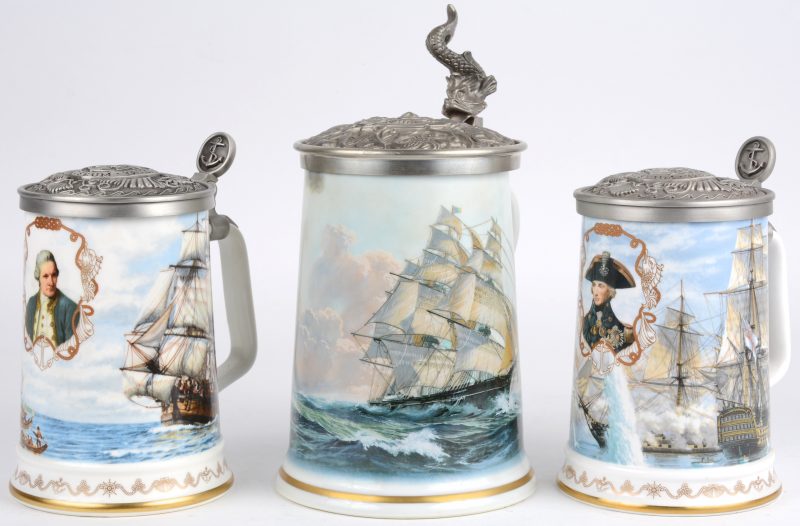 Een lot van drie verschillende bierpullen van meerkleurig porselein met een tinnen deksel met decors van schepen.