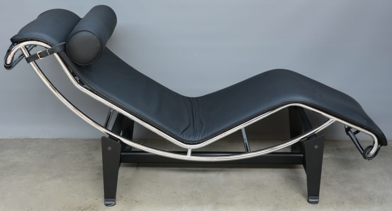 “Lounge chair”. Een ligstoel naar een ontwerp van Le Corbusier. Italiaans werk. Nieuwstaat.