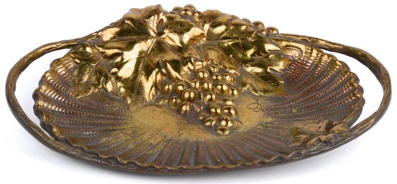 Een bronzen vide-poche in de vorm van een mand met druivenranken. Begin XXe eeuw.
