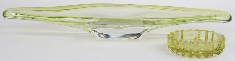 Een langerekte coupe van groen kristal. We voegen er een glazen asbak aan toe. Beide gemerkt.
