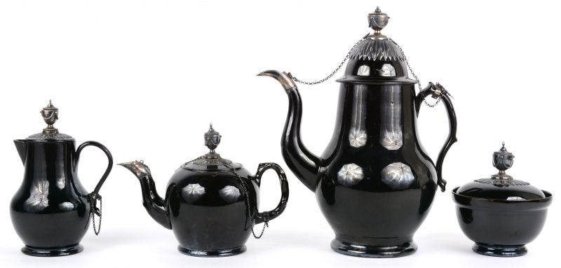 Een Naams koffie- en theestel met suikerpot en melkkan, versierd met zilveren monturen. XIXe eeuw. (Zilver te testen).