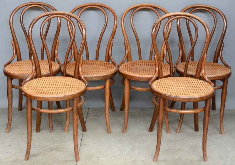 Een reeks van zes stoelen van stoomgebogen beukenhout met gecanneerde zit, model No. 14. Gemerkt. Eerste helft XXe eeuw.