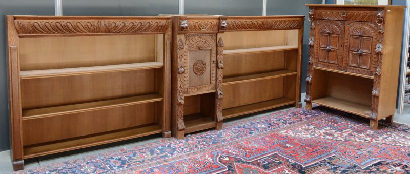 Een lage boekenkast van gesculpteerd hout in Mechelse renaissancestijl met centraal een paneeldeurtje en een lade. We voegen er een kleine credenza in dezelfde stijl aan toe.