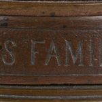 “Sans famille”. Een beeld van bruingepatineerd brons. Gesigneerd.