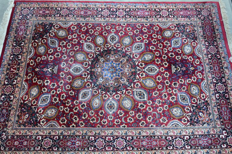 Een handgeknoopt Perzisch tapijt van wol.