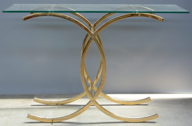 Een verguld metalen console met glazen blad.