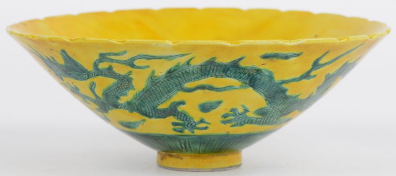 Kleine coupe van Chinees porselein met een geel en groen decor van een draak en een feniks. Onderaan gemerkt in blauw naar de Suan-To Dynastie.