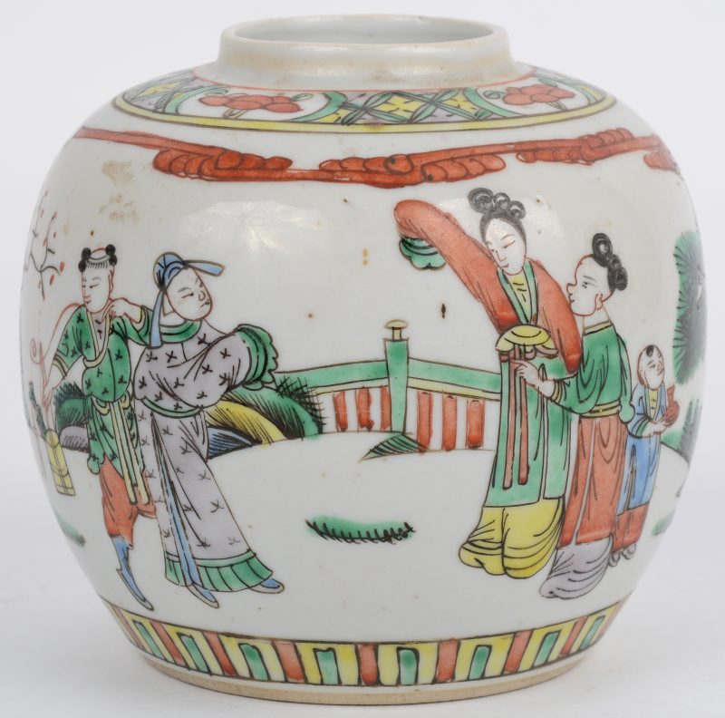 Een gemberpot zonder deksel van meerkleurig Chinees porselein met een decor van personages in een tuin.