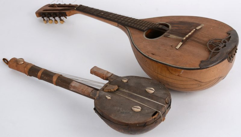 Een oude mandoline en een Afrikaans snaarinstrument.