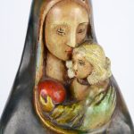 Madonnabeeld van Belgisch aardewerk. Gemerkt en gesigneerd.