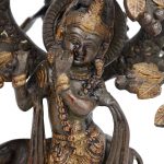“Fluitende Krishna met koe onder fruitboom met vogels”. Een bronzen Indische groep. Fluit manco.