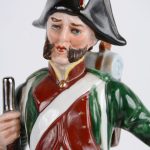 “Napoleontische soldaat”. Een beeldje van meerkleurig porselein.