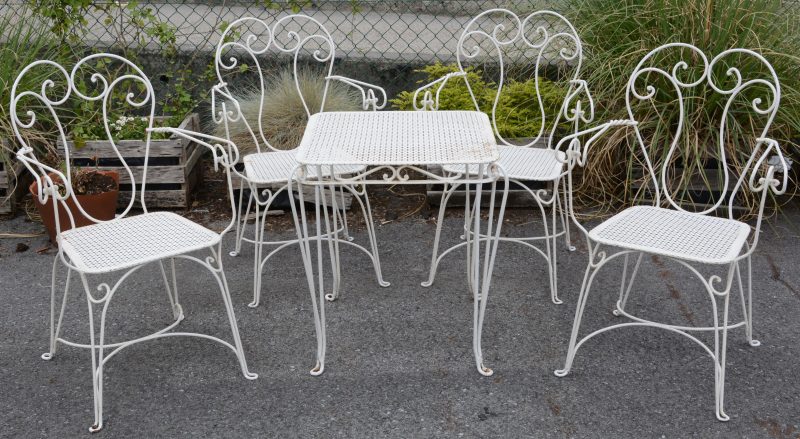 Een stel smeedijzeren tuinmeubelen, wit gelakt. Vier stoelen en een vierkant tafeltje.