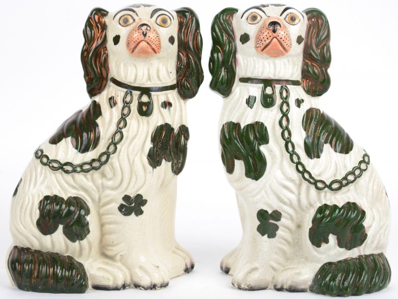 Een paar Staffordshire hondjes van meerkleurig aardewerk.
