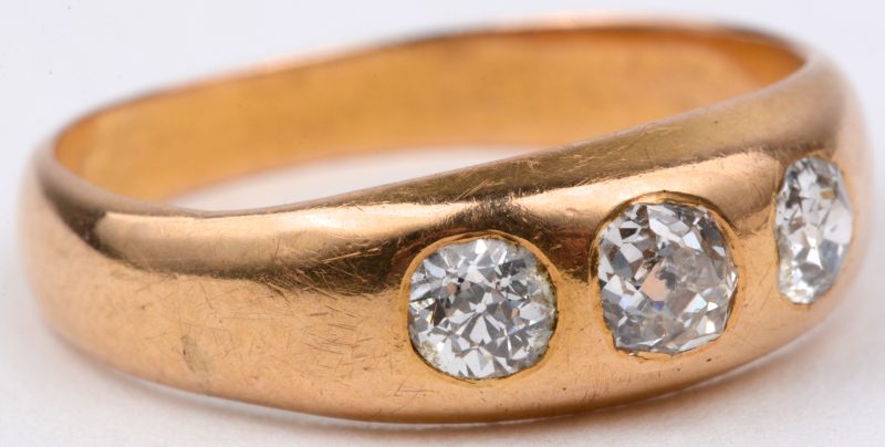Een 18 karaats geel gouden ring bezet met briljanten met een gezamenlijk gewicht van ± 0,60 ct.
