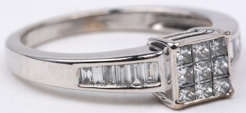 Een 18 karaats wit gouden ring bezet met diamant in princesses geslepen met een gezamenlijk gewicht van ± 0,40 ct. en diamant baguettes met een gezamenlijk gewicht van ± 0,60 ct.