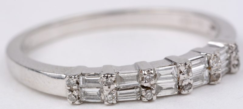 Een 18 karaats wit gouden ring bezet met diamanten en baguettes met een gezamenlijk gewicht van ± 0,60 ct.