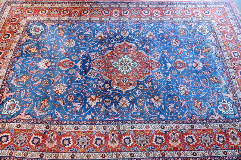 Een handgeknoopt Perzisch tapijt wol.