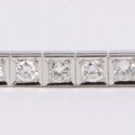 Een 18 karaats wit gouden schakelarmband bezet met 37 briljanten met een gezamenlijk gewicht van ± 7,50 ct.