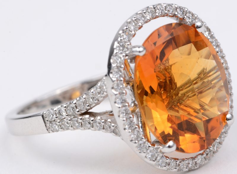 Een 18 karaats wit gouden ring bezet met diamanten en baguettes met een gezamenlijk gewicht ± 0,65 ct en een centrale citrine van ± 8,45 ct.