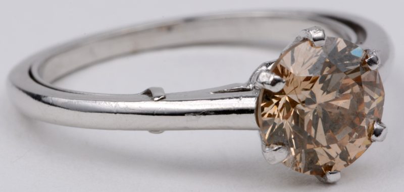 Een 18 karaats wit gouden ring bezet met een cognackleurige solitair van ± 1,20 ct.