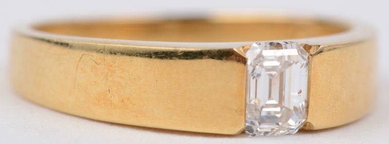 Een 18 karaats geel gouden ring bezet met een diamant baguette van ± 0,45 ct.