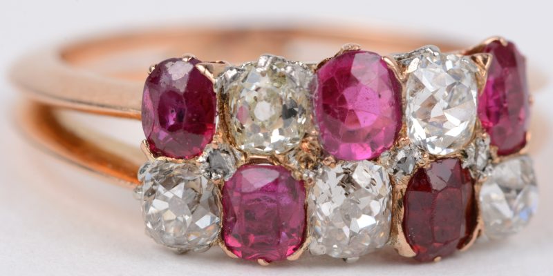 Een 18 karaats roze gouden ring bezet met diamanten met een gezamenlijk gewicht van ± 0,75 ct. en robijnen met een gezamenlijk gewicht van ± 1 ct.