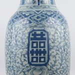 Een Chinese vaas van blauw en wit porselein.