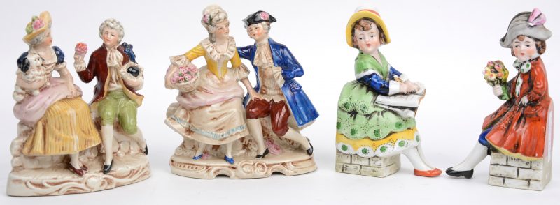 Een lot meerkleurig Duits porselein, bestaande uit twee groepjes in de vorm van een XVIIIe eeuws koppel en twee boekensteuntjes in de vorm van een meisje en een jongen.