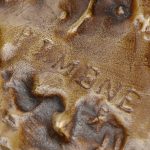 “Het belaagde hert”. Een groep van gepatineerd brons op een sokkel van groen marmer. Postume geut, eerste helft XXe eeuw