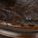 “Jonge boerin met kippen en kuikens”. Een beeld van bruingepatineerd brons. Mooie, postume geut. Eerste helft XXe eeuw.