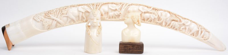 Een lot Afrikaans ivoor, bestaande uit een gesculpteerde slagtand  met acht olifantjes en twee kleine vrouwenbustes. Eerste helft XXe eeuw.